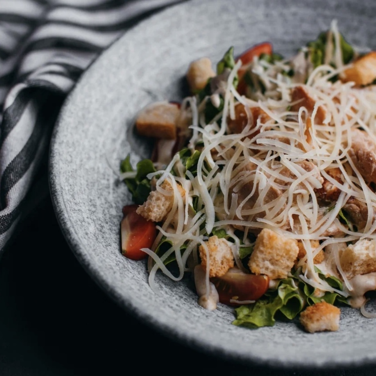 Салат Цезарь с курицей